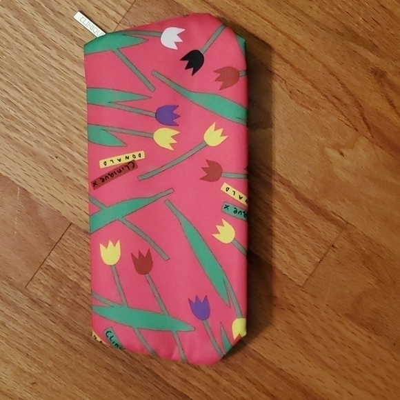 Clinique x Donald Cosmetic Bag NWOT - Picture 2 of 5